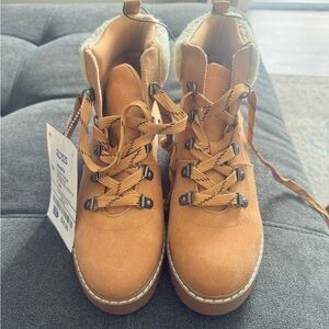 Size 7.5 Cliffs boots NWT